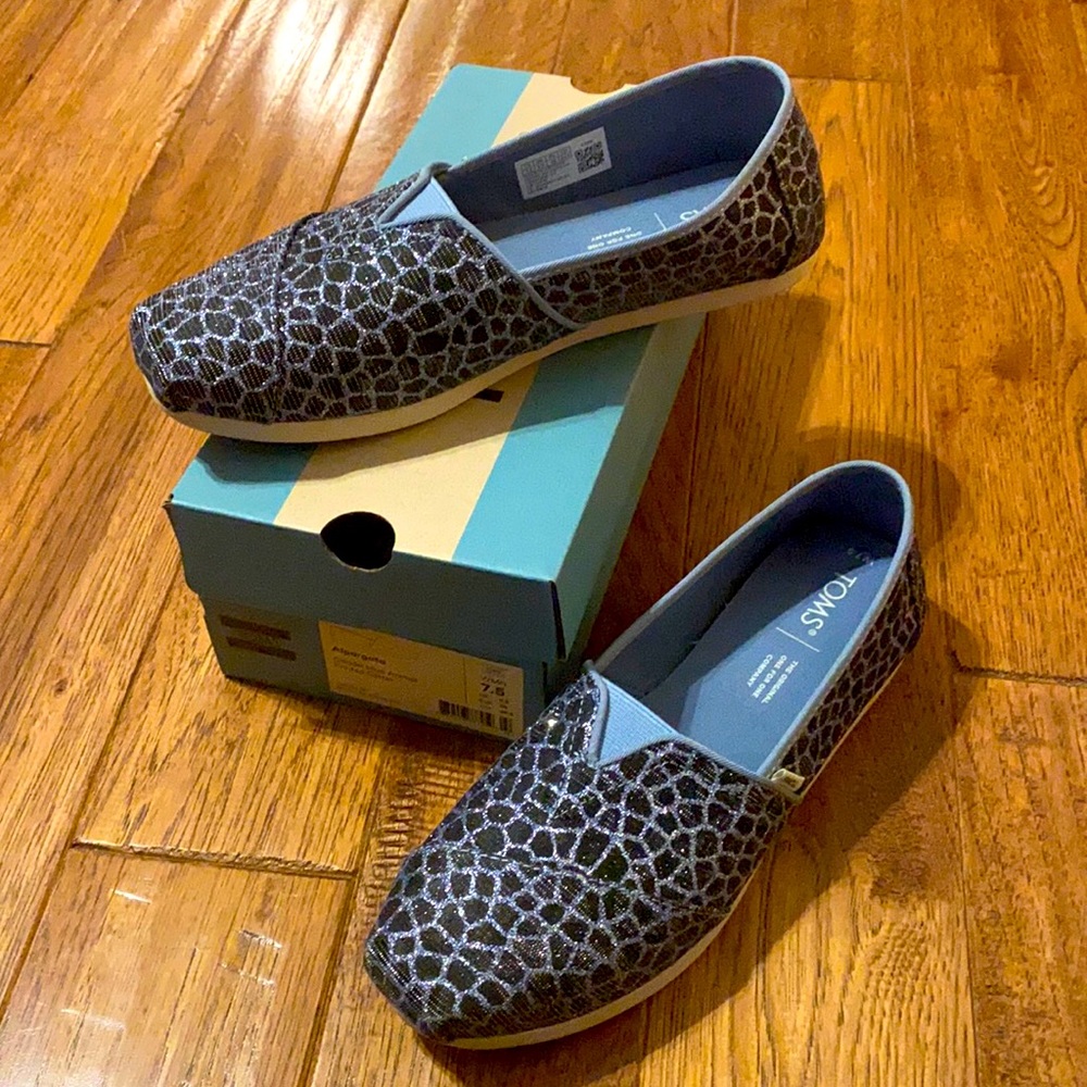 NIB TOMS Blue animal printed glitter size 7.5